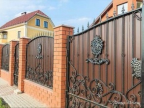 Кирпичный забор с ковкой  150 метров фото в Софрино