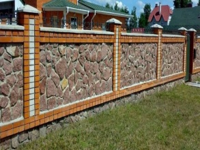 Кирпичный забор с камнем 12 метров фото в Софрино
