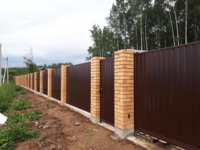 Кирпичный забор на ленточном фундаменте 12 метров фото в Софрино