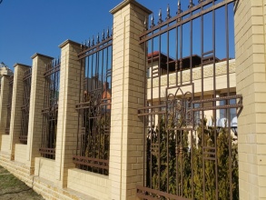 Кирпичный забор с ковкой  10 метров фото в Софрино