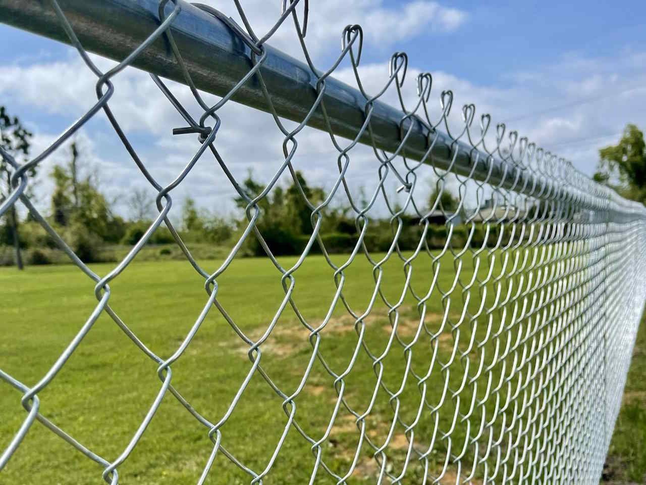 Забор из сетки рабицы в натяг с протяжкой арматуры 101 метр фото под ключ с установкой